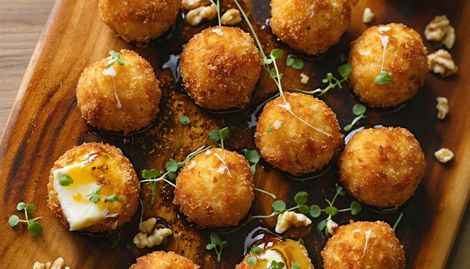 Peynirli ve Ballı Kızarmış Ekmek Topları: 15 Dakikada Gurme Atıştırmalık