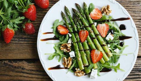 İlkbahar Kuşkonmaz ve Çilek Salatası: Hafif Mevsim Tarifleri